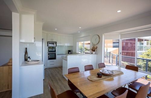 Bellerive Haus | River View Holiday House 10 min to CBD. Sleeps 8