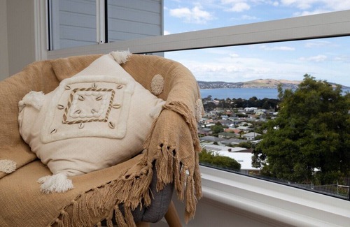 Bellerive Haus | River View Holiday House 10 min to CBD. Sleeps 8