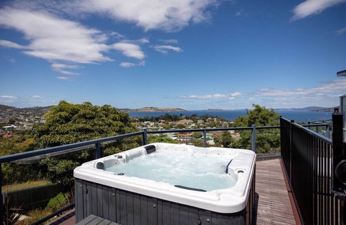 Bellerive Haus | River View Holiday House 10 min to CBD. Sleeps 8