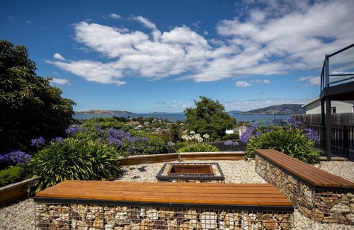Bellerive Haus | River View Holiday House 10 min to CBD. Sleeps 8