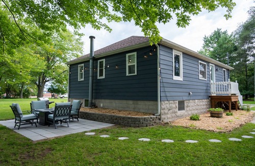 Mount Pleasant Haus | River view home-close to CMU and Soaring Eagle Casino