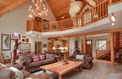 North Wawona Haus | Rivercrest Lodge with Hot Tub-Pool Table-Firepit
