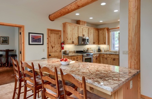 North Wawona Haus | Rivercrest Lodge with Hot Tub-Pool Table-Firepit
