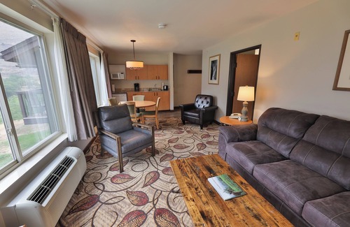 Riggins Hotel | Riverfront 1 Bedroom Suite at Salmon Rapids Lodge