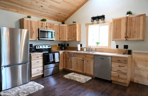 Paris Kabine | Riverfront Bear Den Cabin