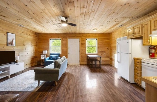 Galena Kabine | Riverfront Cabin Retreat - Cabin #2 of 5 - Sleeps 4