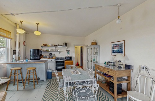 Wiscasset Eigentumswohnung | Riverfront condo w/ deck overlooking the water - steps to dining & shopping
