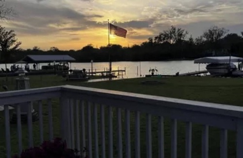 Fox River Grove Hütte | Riverfront Cottage/sauna/ kayaks/dock/firepit