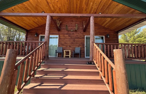 Paris Kabine | Riverfront Deer Cabin