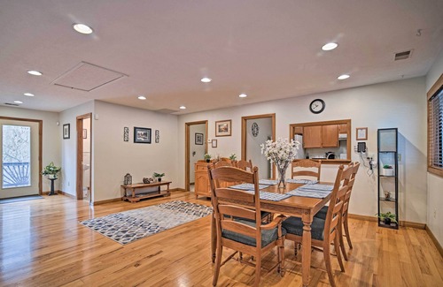 Elkins Haus | NEU! Riverfront 2BR Elkins Haus mit Kamin & Deck