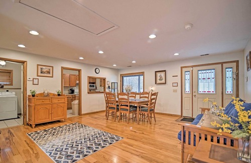 Elkins Haus | NEU! Riverfront 2BR Elkins Haus mit Kamin & Deck