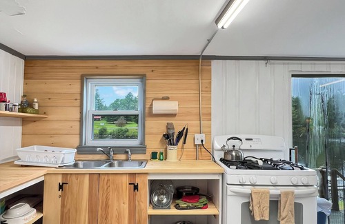 Northeast Somerset Hütte | Riverfront Haven -River access (Cabin 1)