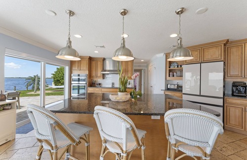 Cocoa Isles Country Club Haus | Riverfront-Heated Pool/Spa-Game Room-Bikes