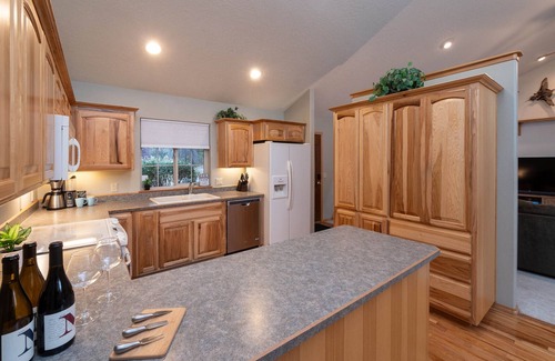 Three Rivers Haus | Riverfront, Hot Tub,Paddle Boards,Canoe,Ping-Pong, Billiard,near Sunriver Resort