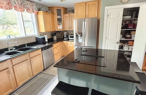 Northeast Virginia Beach Haus | Haus am Wasser mit Dock-Salzwasserpool / Whirlpool - in der Nähe von Strand und Park, kostenloses WLAN