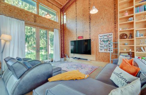 Libertyville Haus | Riverfront Libertyville Retreat with Outdoor Kitchen