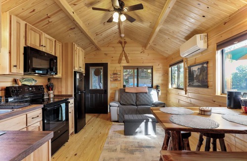 Hedgesville Kabine | Riverfront Log Cabin on the Potomac River -
