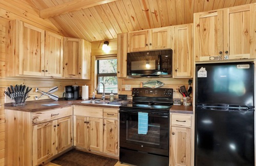 Hedgesville Kabine | Riverfront Log Cabin on the Potomac River -