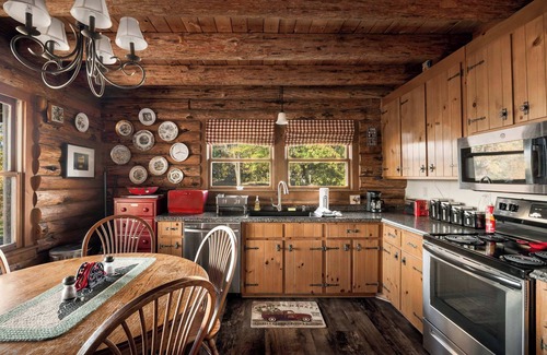 Paw Paw Kabine | Riverfront Log Cabin w Fireplace, Grill & Fire Pit