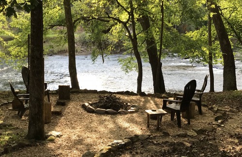 Ellijay Kabine | Flussufer, laute Stromschnellen, auf Röhrenweg - einfacher Zugang (benachbartes Flussecho)