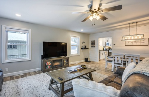 Hope Hütte | Riverfront Michigan Cottage w/ Fire Pit & Kayaks!