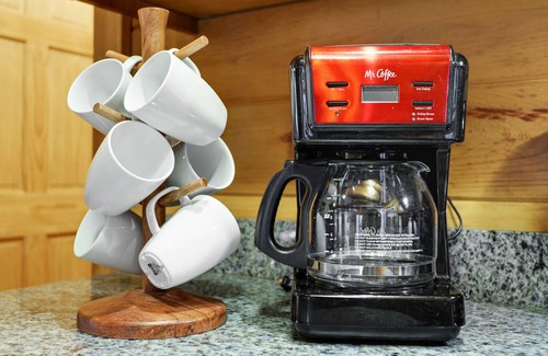 Ellijay Kabine | RiverFront - Pet Friendly - Paved Roads-Close to Vineyards and Downtown Ellijay!