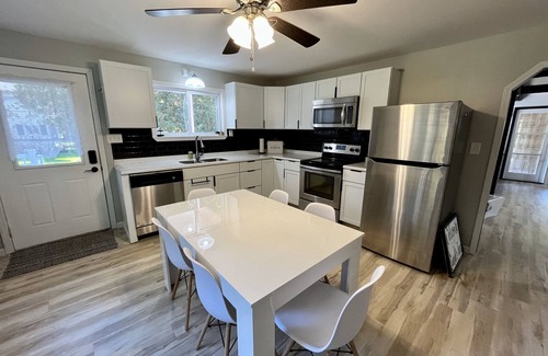 Sears Kabine | Riverfront Retreat | Fire, Sunroom, Kayaks, Tubes