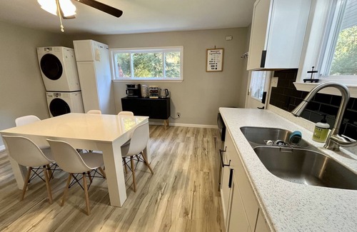 Sears Kabine | Riverfront Retreat | Fire, Sunroom, Kayaks, Tubes