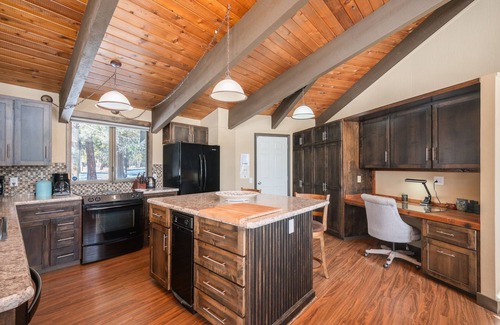 La Pine Kabine | Riverfront Retreat / Hot Tub / Private Dock / Pet Friendly