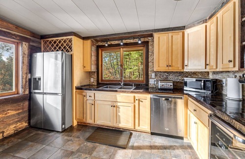 Black River Falls Kabine | Riverfront-Sandy Beach-Tiki Bar-Dock-Recreation Room-3700ft