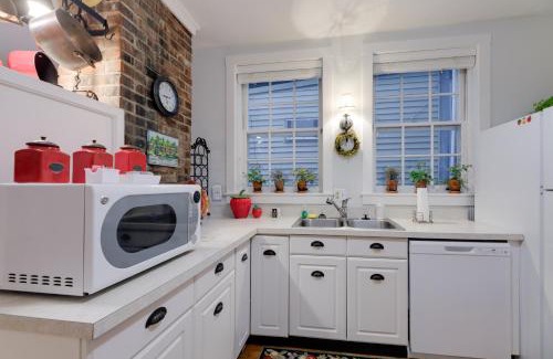 Augusta Wohnung | Riverfront Studio with Private Patio and Garden!