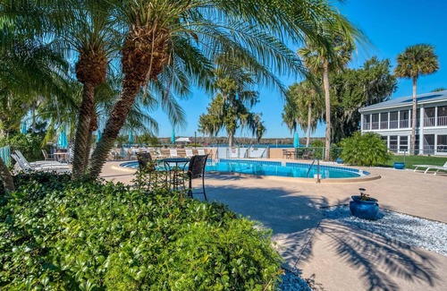 Welaka Eigentumswohnung | Riverfront Views! Fishing and Boating on the St. John's River, Pool, Boat Slip, All New Furnishings!