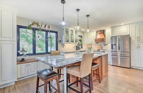 Zanesville Haus | Riverfront Zanesville Getaway w/ Private Bar!