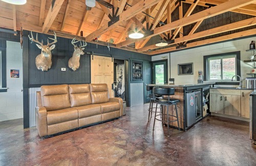 Zanesville Haus | Riverfront Zanesville Getaway w/ Private Bar!