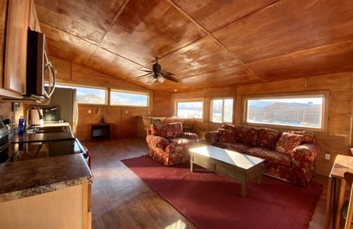Wapiti Haus | Riverhouse- located on the Northfork River, mountain views!