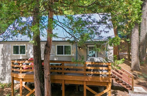 Strawberry Haus | Rivers Resort Cabin #6