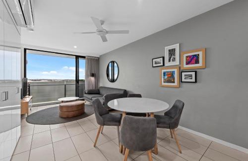 Hamilton Wohnung | Riverside 1BR Apt with King Bed and Pool!