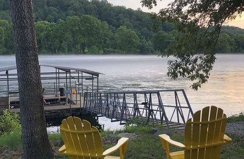 Lakeview Kabine | Riverside Cabin B White River is 110 ft away with Riverview from Deck King Bed