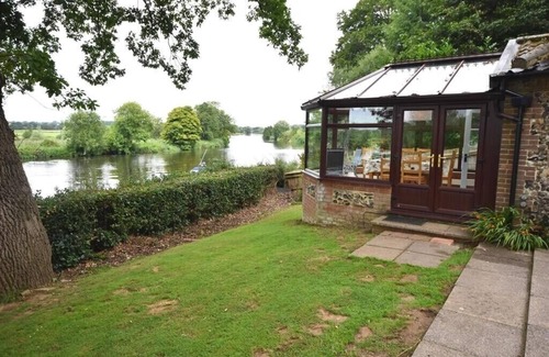 Bramerton Hütte | Riverside cottage in idyllic location with private mooring.Great for fishing!