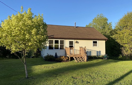 Eagle River Haus | Riverside Cottage in der Nähe von Schneemobilwegen