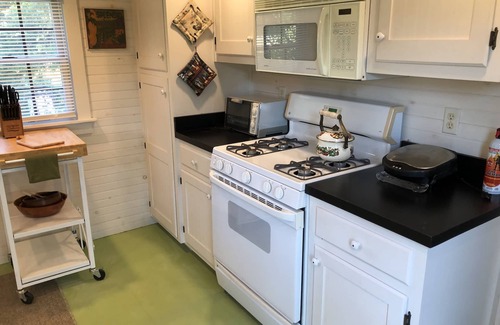 Ware Haus | Riverside farm cottage with pool