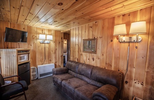 Lincoln Kabine | RIVERSIDE RELAXATION: The Moose Antler at the PEMICABINS