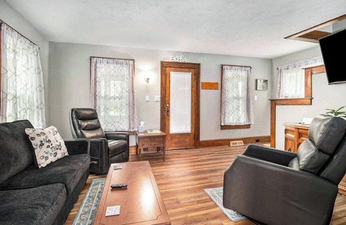 Niles Haus | Riverside Retreat - Walk to Downtown, YMCA, Fishing!