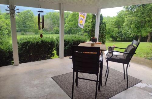 Shenandoah Haus | Riverside Serenity- A Picturesque Retreat cottage