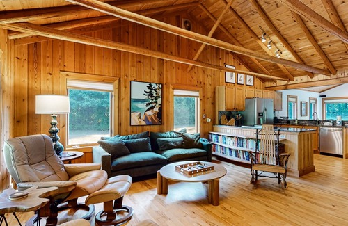 Beulah Kabine | Riverside wooded home with outdoor hot tub, fire pit, gas grill & WIFI