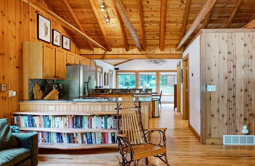 Beulah Kabine | Riverside wooded home with outdoor hot tub, fire pit, gas grill & WIFI