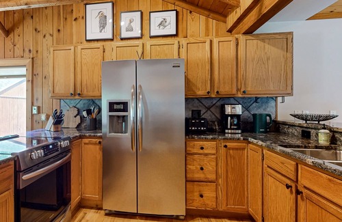 Beulah Kabine | Riverside wooded home with outdoor hot tub, fire pit, gas grill & WIFI