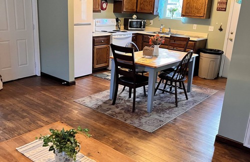 Chapmanville Wohnung | Riverview Retreat II, Charming 2 BR apartment with WiFi in Chapmanville, WV