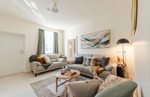 South Hobart Haus | Rivulet Retreat - Cosy South Hobart Home & Parking