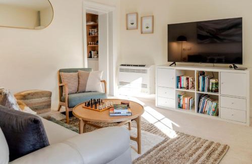 South Hobart Haus | Rivulet Retreat - Cosy South Hobart Home & Parking